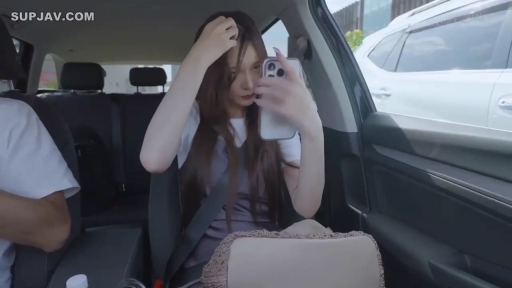 座り姿勢 · 中景 · 自然 · 携帯電話 · 车内 · 长发 · 整理头发 · 白色T恤配紫色吊带裙