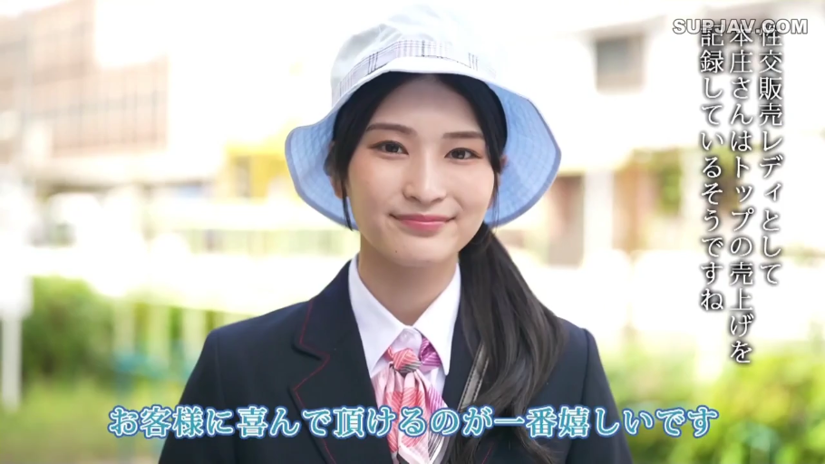 微笑 · 浅蓝色渔夫帽 · 面部特写 · 户外