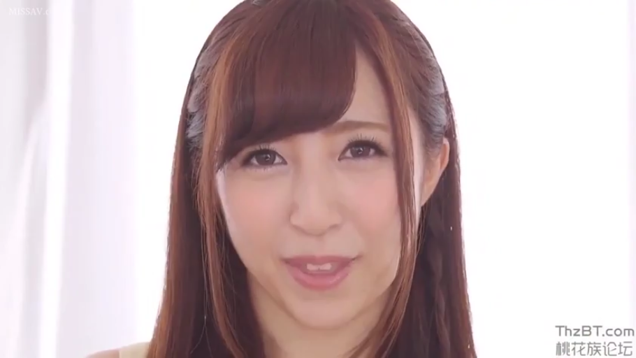 室内 · 微笑 · 面部特写 · 注视镜头 · 长发 · 正面 · 黄色吊带