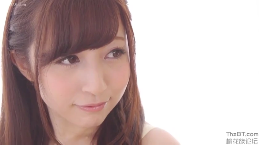 室内 · 脸部特写 · 甜美 · 凝视 · 长发 · 侧颜 · 浅色吊带