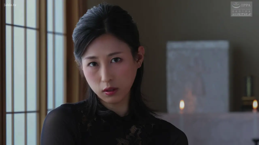 室内 · 脸部特写 · 站姿 · 直视镜头 · 冷艳 · 盘发 · 黑色蕾丝上衣 · 烛台