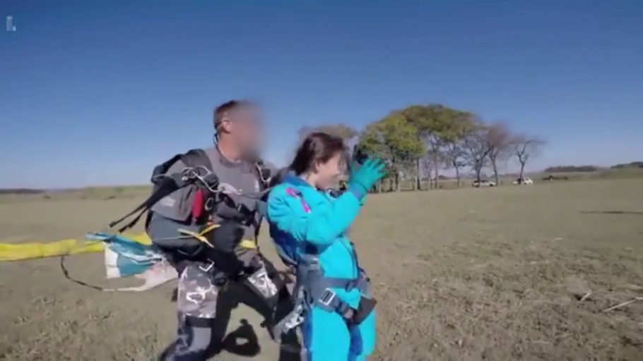 全身 · 站立 · 笑容 · 户外草地 · 晴天 · 跳伞服 · 降落后互动 · 降落伞包