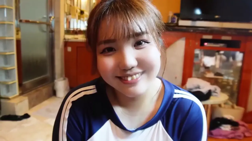 室内 · 坐姿 · 开朗 · 微笑 · 面部特写 · 生活照 · 运动装