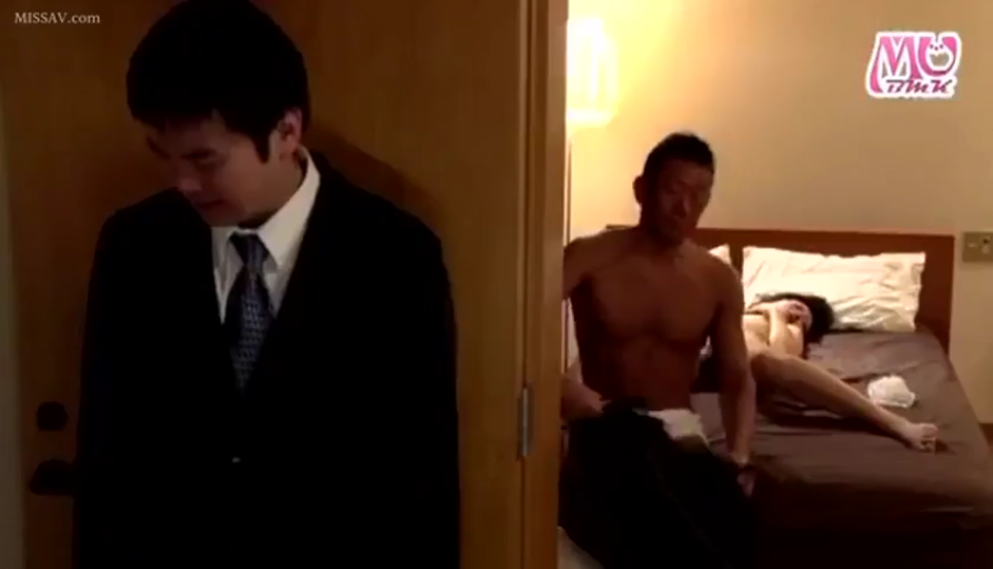 卧室 · 站立 · 床 · 西装 · 成人 · 沮丧 · 穿衣