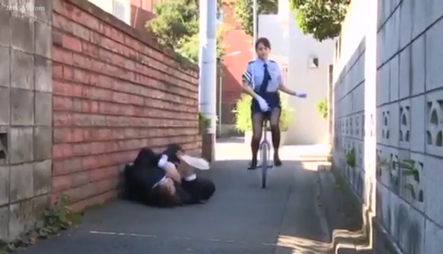 衬衫 · 自然 · 室外小巷 · 独轮车
