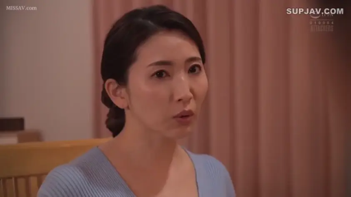 室内 · 座り姿勢 · 注視 · 特写 · 木椅 · 熟女 · 惊讶 · ライトブルーのニットセーター