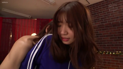 性交 · 中景 · 平静 · 红幕 · 客厅 · 局部打码 · 站立后入式 · 蓝色运动服