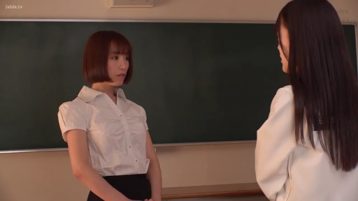 严肃 · 教室 · 中景 · 站姿 · 职业装 · 黑板 · 对峙 · 女教师