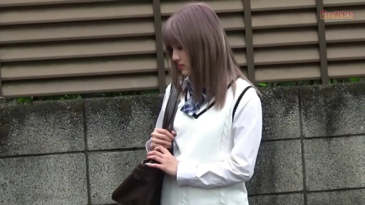 沉思 · 校服 · 站立 · 中景 · 学生包 · 室外墙边 · 拿包 · JK风格