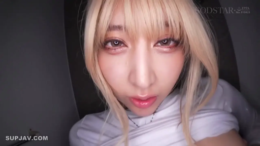 室内 · 俯身 · 脸部特写 · 白色上衣 · 诱惑 · 金发 · 凝视镜头