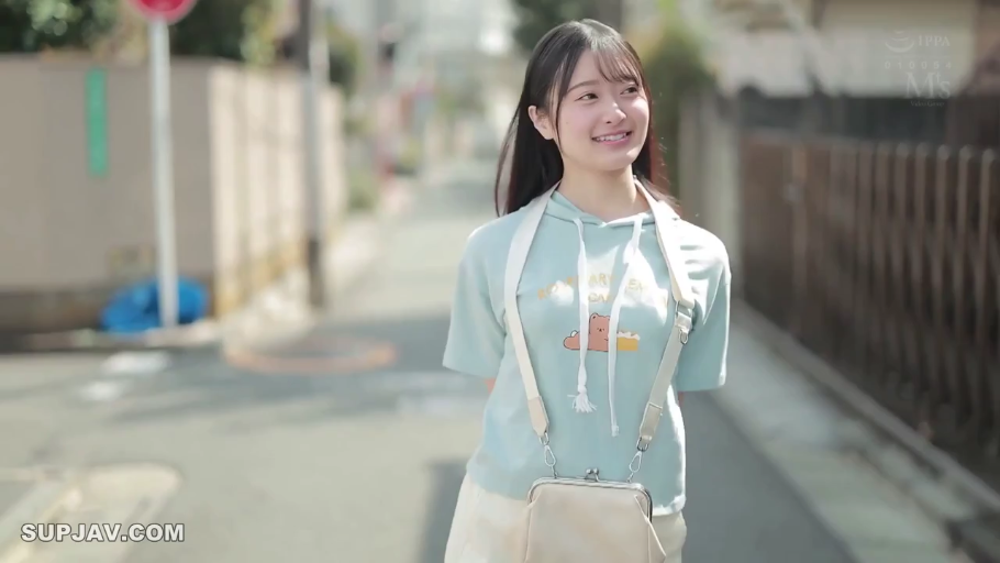 站立 · 半身特写 · 户外街道 · 浅蓝色短袖连帽衫