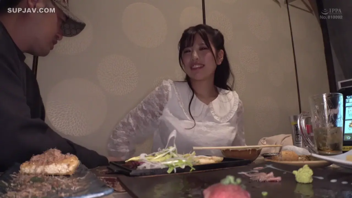 坐姿 · 交谈 · 中景 · 微笑 · 白色蕾丝上衣 · 居酒屋 · 食物