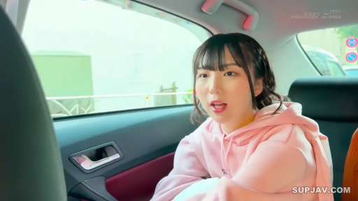 坐姿 · 面部特写 · 惊讶 · 说话 · 粉色卫衣 · 白色枕头 · 汽车后座 · 黑色长发