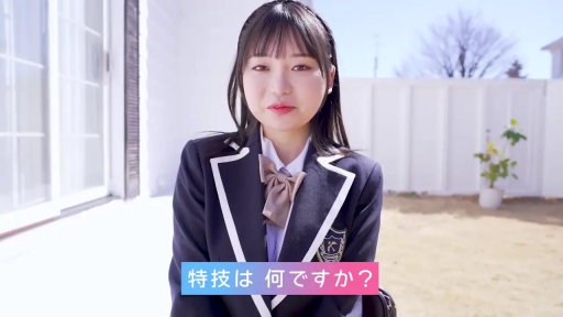 近景 · JK校服 · 自我介绍 · 正对镜头 · 带字幕 · 室外庭院 · 自然平静