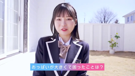 校服 · 站立 · 字幕 · 微笑 · 半身 · 室外 · 访谈