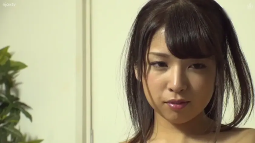 室内 · 迷離 · 顔のクローズアップ · 裸体 · 凝視 · 観葉植物 · 长发 · 正面