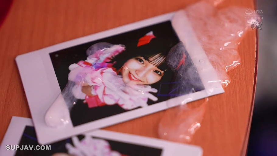 托腮 · 桌上 · 偶像服 · 照片特写