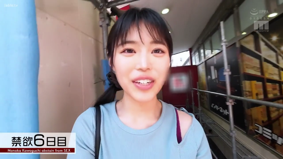 脸部特写 · 户外街头 · 浅蓝色露肩上衣