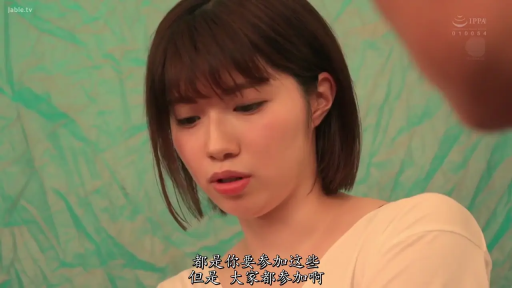 室内 · 交谈 · 字幕 · 面部特写 · 困惑 · 白色T恤 · 侧头