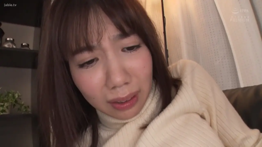 室内 · 俯身 · 女性 · 面部特写 · 哭泣 · 悲伤 · 白色高领毛衣