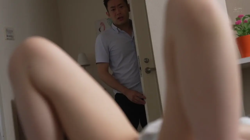 臥室 · 腿部 · 成人内容 · 襯衫 · 惊讶 · 门 · 腿张开 · 发现