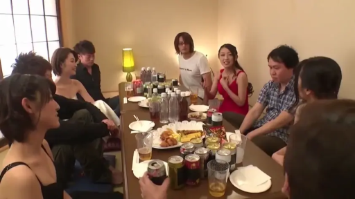 室內 · 坐姿 · 中景 · 自然 · 休闲常服 · 多人聚会 · 聚餐交谈 · 酒水食物