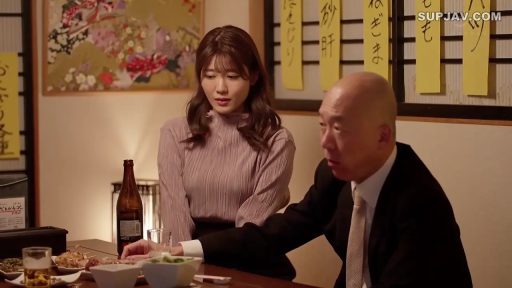 平凡 · 居酒屋 · 社交 · 相对而坐 · 紫色褶皱上衣 · 聚餐交谈 · 料理