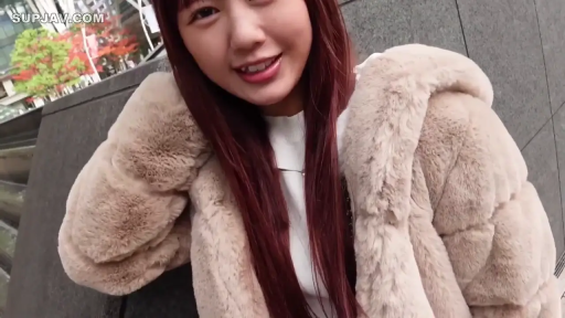 面部特写 · 户外 · 靠坐 · 毛绒大衣