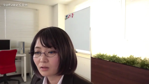 坐姿 · 严肃 · 面部 · 红椅 · 办公室 · 职业装 · 注视 · 短发