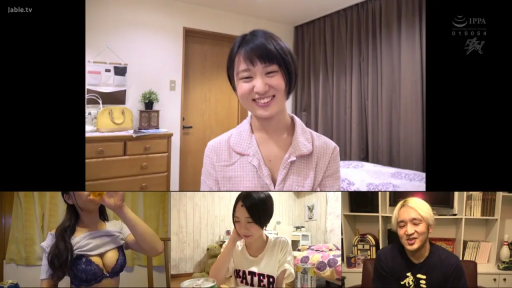 室内 · 坐姿 · 露乳 · 微笑 · 家具 · 睡衣 · 社交 · 组合画面