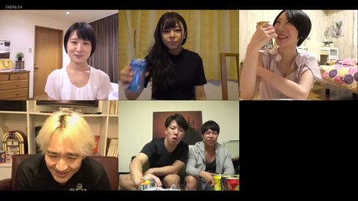 室内 · 座り姿勢 · 微笑 · 半身像 · 罐装饮料 · 居家休闲服 · 多人画面 · 视频连线