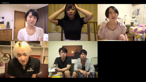 座り姿勢 · 寝室 · 平静 · 居家 · 上半身 · 注视镜头 · 粉色衬衫 · テディベア