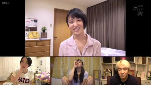 坐姿 · 脸部 · 卧室 · 微笑 · 多人 · 睡衣 · 易拉罐 · 视频通话