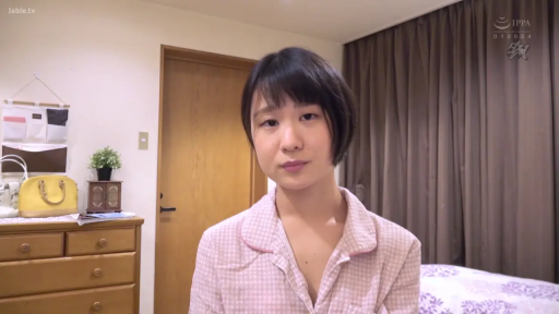 坐姿 · 卧室 · 中景 · 白色上衣 · 笑容 · 饮料罐 · 视频通话 · 多人连线