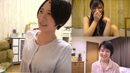 Sitting Posture · Bedroom · Smile · 居家 · 上半身 · Pajamas · 视频通话 · Teddy bear