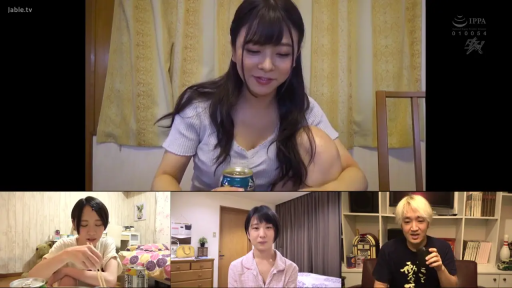 坐姿 · 中景 · 微笑 · 客廳 · 饮酒 · 居家休闲服 · 啤酒罐 · 视频聚会