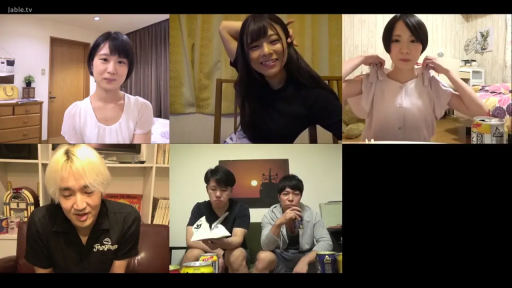 室內 · 坐姿 · 微笑 · 休閒裝 · 胸部以上 · 分屏 · 饮料 · 视频聊天