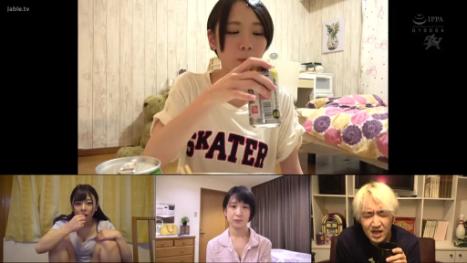 坐姿 · 卧室 · 中景 · 自然 · T恤 · 易拉罐 · 吃饭 · 分屏