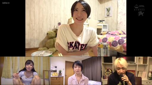 坐姿 · 臥室 · 微笑 · 聊天 · 居家服 · 易拉罐 · 视频窗口 · 多人连线