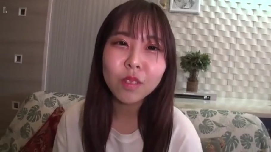 室内 · 坐姿 · 脸部特写 · 注视 · 长发 · 白色T恤 · 微张嘴