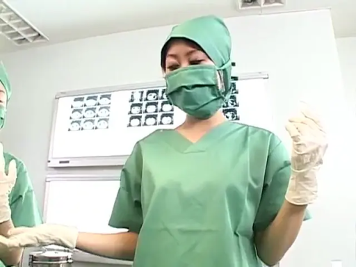 医院 · 专注 · 角色扮演 · 站姿 · 手部 · 手术服 · 穿戴手套 · X光灯箱