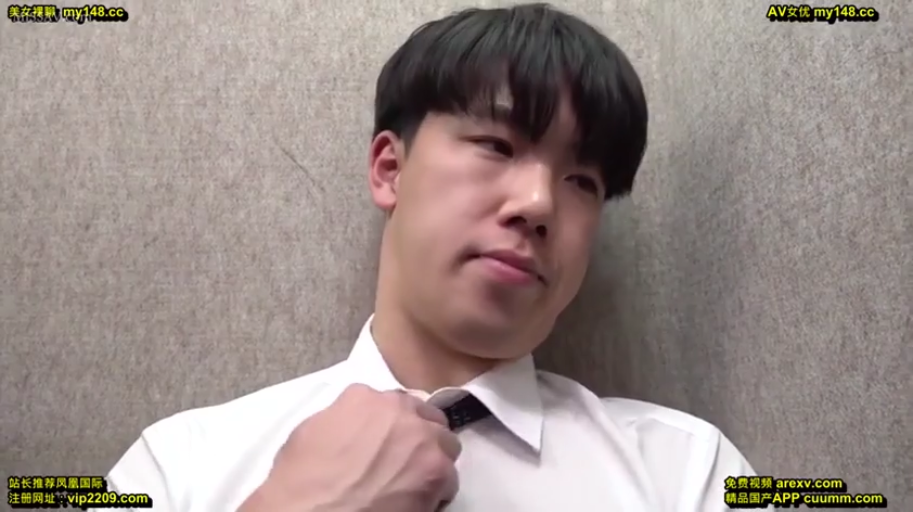 室内 · 脸部特写 · 平静 · 白衬衫 · 正面 · 亚洲男性 · 整理领带