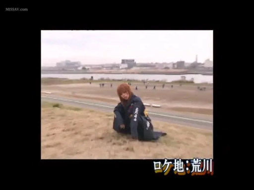 严肃 · 蹲姿 · 中景 · 凝视 · 特攻服 · 河堤 · 不良少女