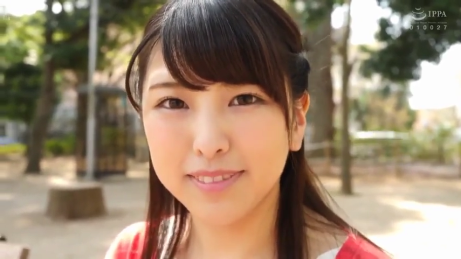 坐姿 · 交谈 · 严肃 · 中景 · 沙发 · 客厅 · 熟女 · 衬衫裙子