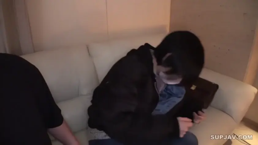 室内 · 座り姿勢 · 集中 · 中景 · カジュアルウェア · 素人 · 包 · 翻找