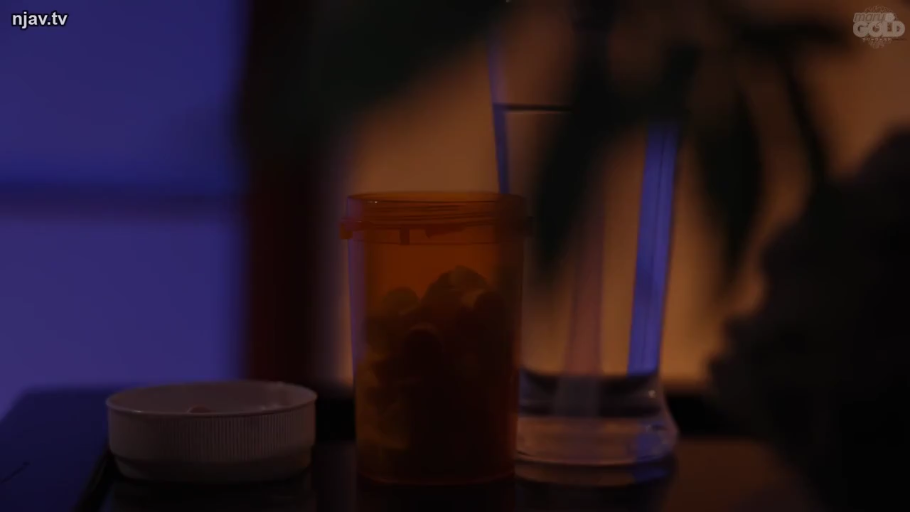 室内 · 昏暗光线 · 药瓶特写 · 药瓶与水杯