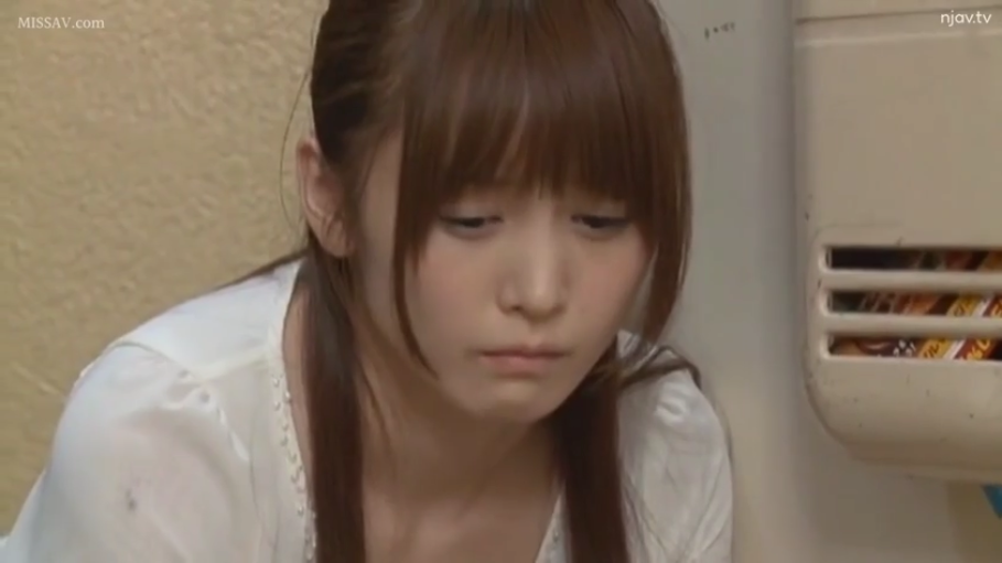 室内 · 憂鬱 · 頭を下げる · 静坐 · 白色衬衫 · 顔のクローズアップ · 长发