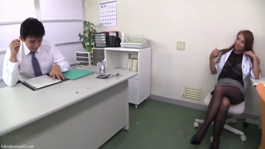 叠腿 · ビジネススーツ · 熟女 · 办公室 · 椅子 · 全景 · 微笑 · 挑発