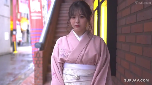 站立 · 中景 · 平静 · 街道 · 注视镜头 · 粉色和服 · 日系风格