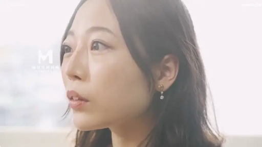 室内 · 脸部特写 · 自然 · 注视 · 长发 · 侧颜 · 耳饰 · 常规服饰